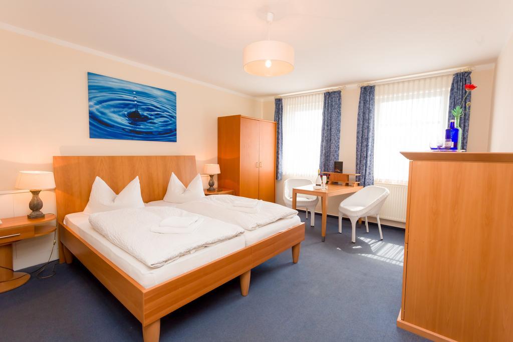 Hotel & Restaurant Am Bodden Putbus Quarto foto